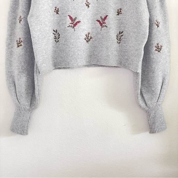Oak + Fort Floral Embroidered Relaxed Balloon Sleeve Cropped Sweater Grey XS - Picture 4 of 13